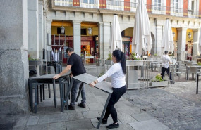 ep varios empleados de un bar de la plaza mayor de madrid