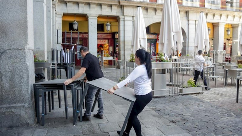 ep varios empleados de un bar de la plaza mayor de madrid