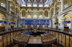 ep varios paneles del ibex 35 en el palacio de la bolsa de madrid espana