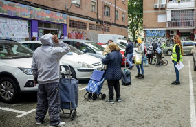 ep vecinos realizan una cola para recoger bolsas de la asociacion de vecinos parque aluche en aluche