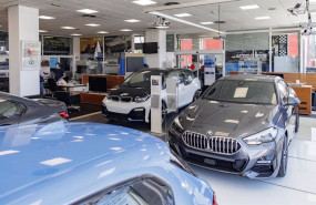 ep vehiculos en el interior de un concesionario bmw
