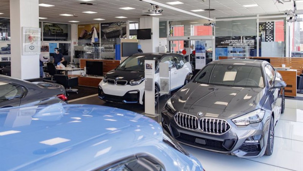 ep vehiculos en el interior de un concesionario bmw