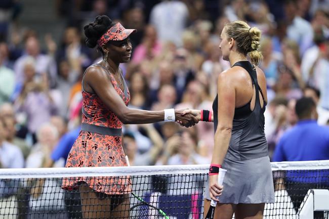 Venus Williams saluda a Petra Kvitova tras eliminarla | USTA/DARREN CARROLL ep venus williams saludapetra kvitovaeliminarla