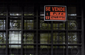 ep vista de un cartel de se vende piso en un portal