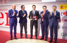 daro garca caldern en el momento de recibir el premio 