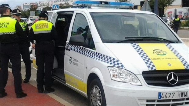 ep agentes realizan una prueba de alcolemia