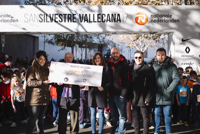 Almudena Barbero de Nationale-Nederlanden entrega el cheque de la recaudación | PRENSA SAN SILVESTRE VALLECANA ep almudena barberonationale-nederlanden entregachequela recaudacion