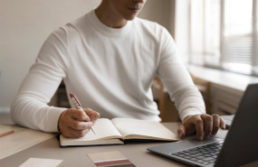 ep archivo   imagen de archivo de un joven opositor estudiando con un ordenador