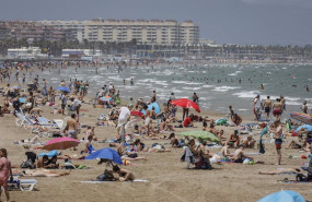 ep archivo   la playa de la malvarrosa repleta de gente en un dia de alerta roja por altas