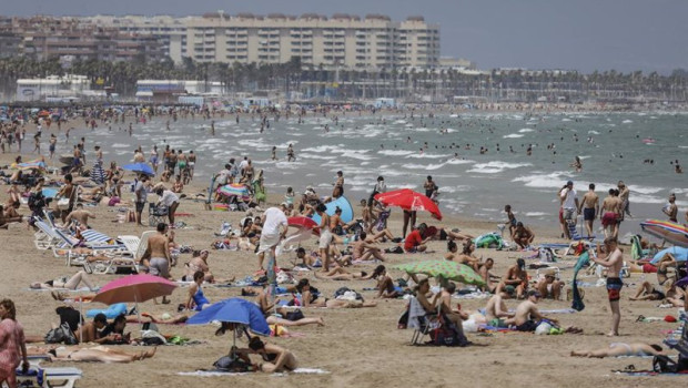 ep archivo   la playa de la malvarrosa repleta de gente en un dia de alerta roja por altas