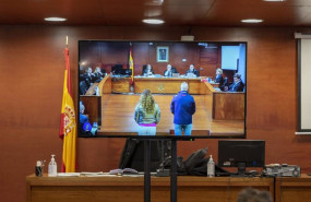 ep archivo   los dos acusados vistos desde una pantalla de la sala de prensa durante una vista oral