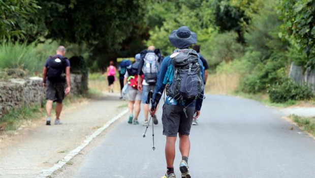 ep archivo   peregrinos realizando el camino de santiago