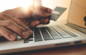 ep archivo   persona usando un ordenador con tarjeta de credito y haciendo compras online