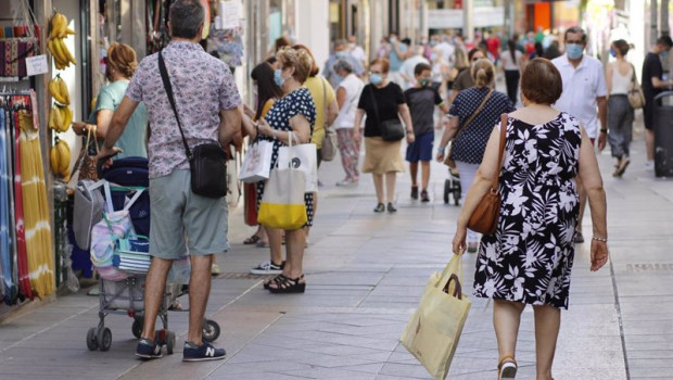 ep archivo - personas en una calle comercial de mrida
