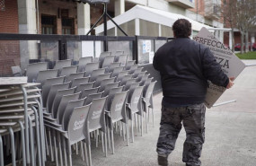 ep archivo   un camarero coloca sillas de una terraza de una centrica calle de pamplona navarra
