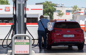 ep archivo un pasajero reposta en una gasolinera a la altura de rivas ep archivo un pasajero reposta en una gasolinera a la altura de rivas