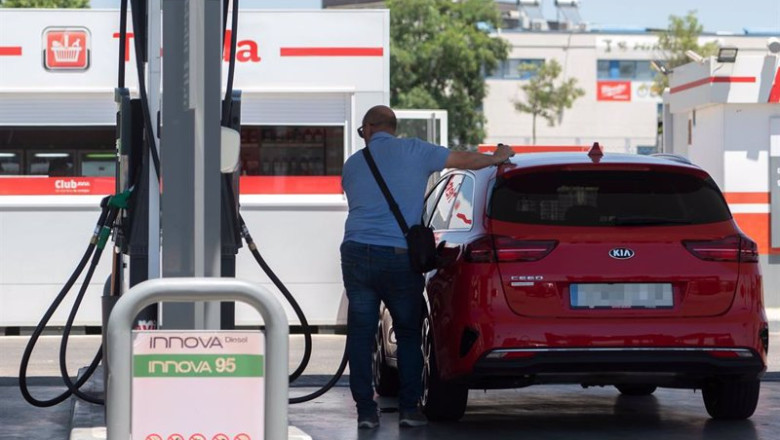 Un pasajero reposta en una gasolinera a la altura de Rivas | Alberto Ortega - Europa Press - Archivo ep archivo un pasajero reposta en una gasolinera a la altura de rivas