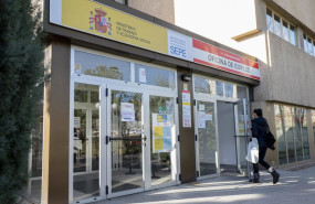 ep archivo   una joven entrando en una oficina de empleo 20260127111104
