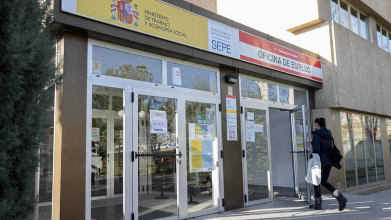 ep archivo una joven entrando en una oficina de empleo 20260127111104 ep archivo una joven entrando en una oficina de empleo 20260127111104