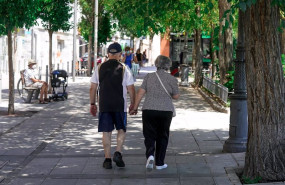ep archivo   una pareja de pensionistas camina por las calles de madrid