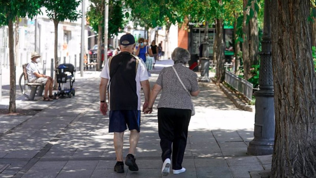 ep archivo   una pareja de pensionistas camina por las calles de madrid