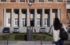 ep archivo   una persona camina junto a la facultad de farmacia en la universidad complutense de