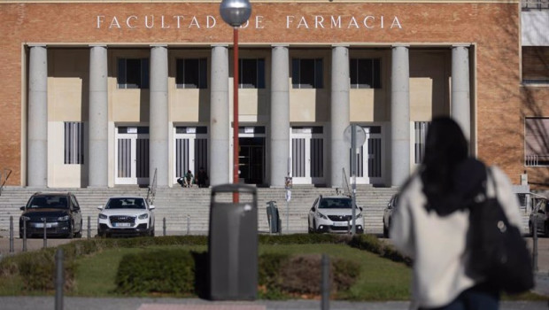 ep archivo   una persona camina junto a la facultad de farmacia en la universidad complutense de