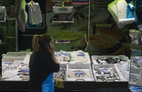 ep archivo   una pescadera en su establecimiento