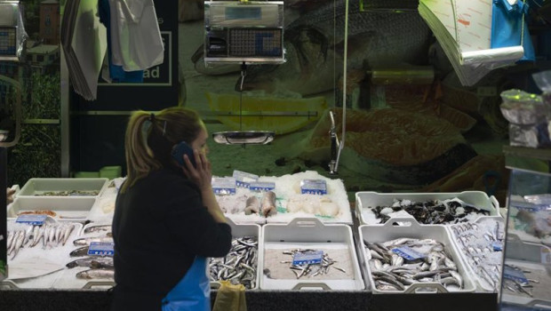 ep archivo   una pescadera en su establecimiento