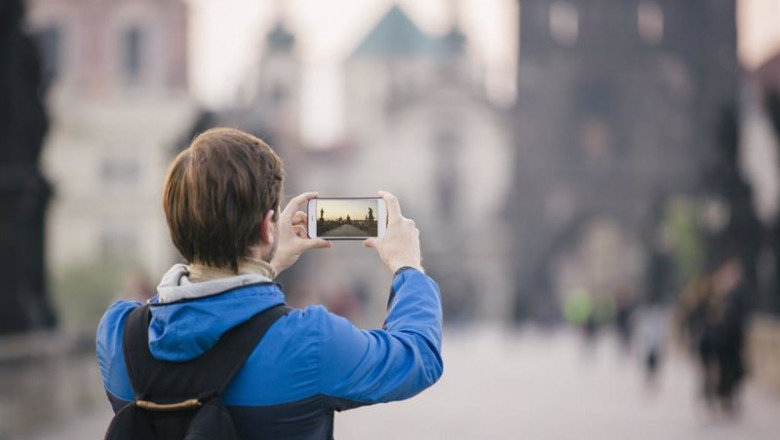 ep archivo una turista fotografia el puente de carlos en praga con su smartphone ep archivo una turista fotografia el puente de carlos en praga con su smartphone
