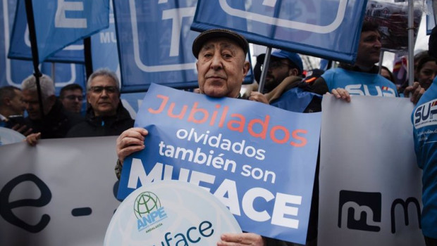 ep archivo varias personas durante una concentracion frente a la sede central de muface ep archivo varias personas durante una concentracion frente a la sede central de muface
