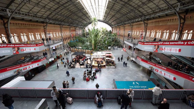 ep archivo   varias personas en la estacion puerta de atocha almudena grande