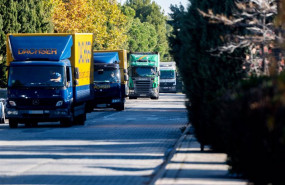 ep archivo   varios camiones circulan por una carretera
