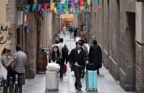 ep archivo   varios turistas con maletas en el centro de barcelona