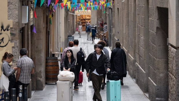 ep archivo   varios turistas con maletas en el centro de barcelona