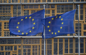 ep banderas de la ue en la sede de la comision europea en bruselas