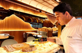 ep camarero en restaurante mostrando los aceites de deoleo ep camarero en restaurante mostrando los aceites de deoleo