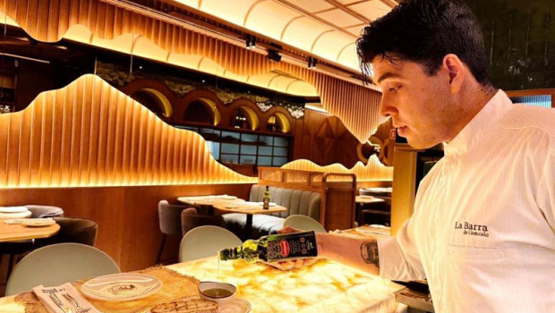 ep camarero en restaurante mostrando los aceites de deoleo