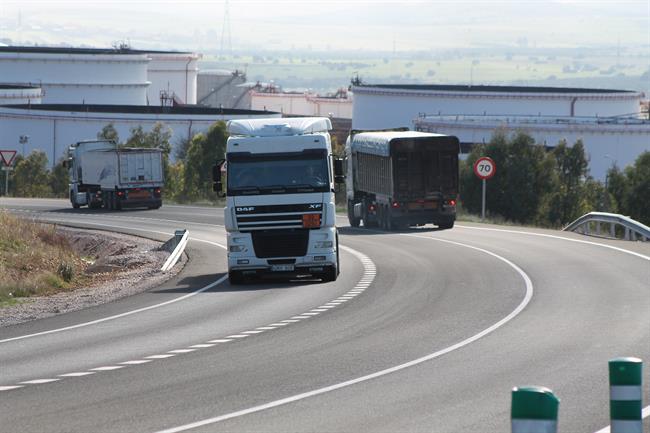 Un camión circula por la carretera. | EUROPA PRESS ep carretera camion trafico
