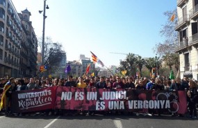 ep comienzamanifestacion estudiantilllenaplaza universitatbarcelon