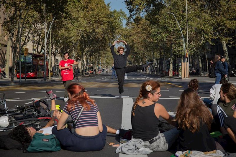 ep corte en gran via de barcelona en la acampada de plaza universitat de barcelona ep corte en gran via de barcelona en la acampada de plaza universitat de barcelona