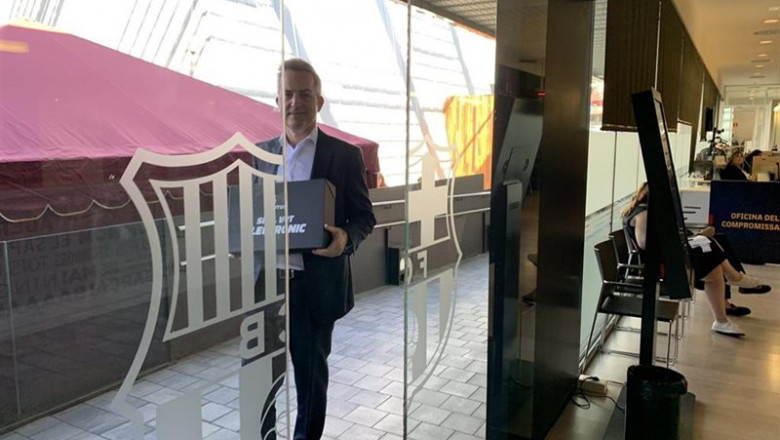 El precandidato a la presidencia del FC Barcelona Víctor Font entrega las firmas para llevar el voto electrónico a la Asamblea | SÍ AL FUTUR - Archivo ep el precandidato a la presidencia del fc barcelona victor font entrega las firmas para llevar el