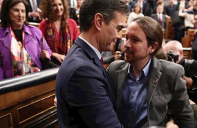 ep el secretario general de podemos pablo iglesias felicita al al presidente del gobierno pedro