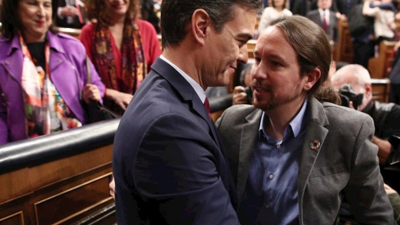 El secretario general de Podemos, Pablo Iglesias, felicita al al presidente del Gobierno, Pedro Sánchez. | Eduardo Parra - Europa Press ep el secretario general de podemos pablo iglesias felicita al al presidente del gobierno pedro