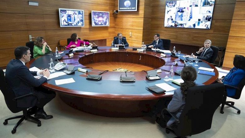 El vicepresidente segundo del Gobierno, Pablo Iglesias (3d), la ministra de Defensa, Margarita Robles (1d), el presidente del Gobierno, Pedro Sánchez (1i)la vicepresidenta de Transición Ecológica, Teresa Ribera (2i), el ministro de Interior, Fernando Gran | Moncloa ep el vicepresidente segundo del gobierno pablo iglesias 3d la ministra de defensa margarita robles