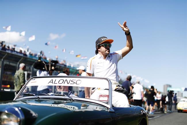 Fernando Alonso (McLaren) saluda a la muchedumbre | MCLAREN ep fernando alonso mclaren saludala muchedumbre