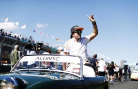 ep fernando alonso mclaren saludala muchedumbre