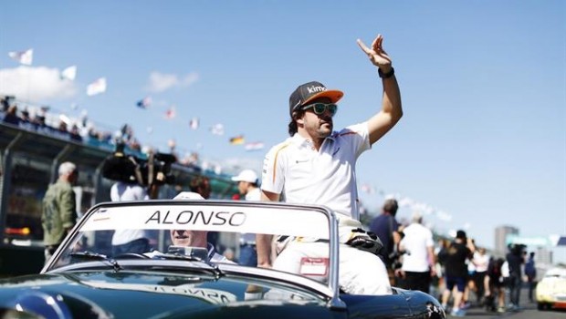 ep fernando alonso mclaren saludala muchedumbre