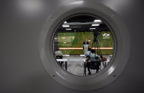 ep fotografia hecha desde la mirilla de la puerta donde se ve al vicepresidente primero de accion