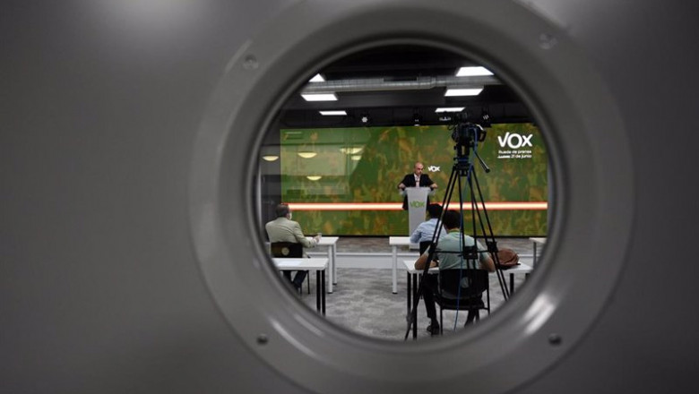 ep fotografia hecha desde la mirilla de la puerta donde se ve al vicepresidente primero de accion ep fotografia hecha desde la mirilla de la puerta donde se ve al vicepresidente primero de accion